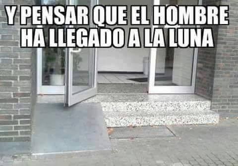 Rampa agregada a un edificio, inutilizable. Un texto dice 'Y pensar que el hombre ha llegado a la luna'.
